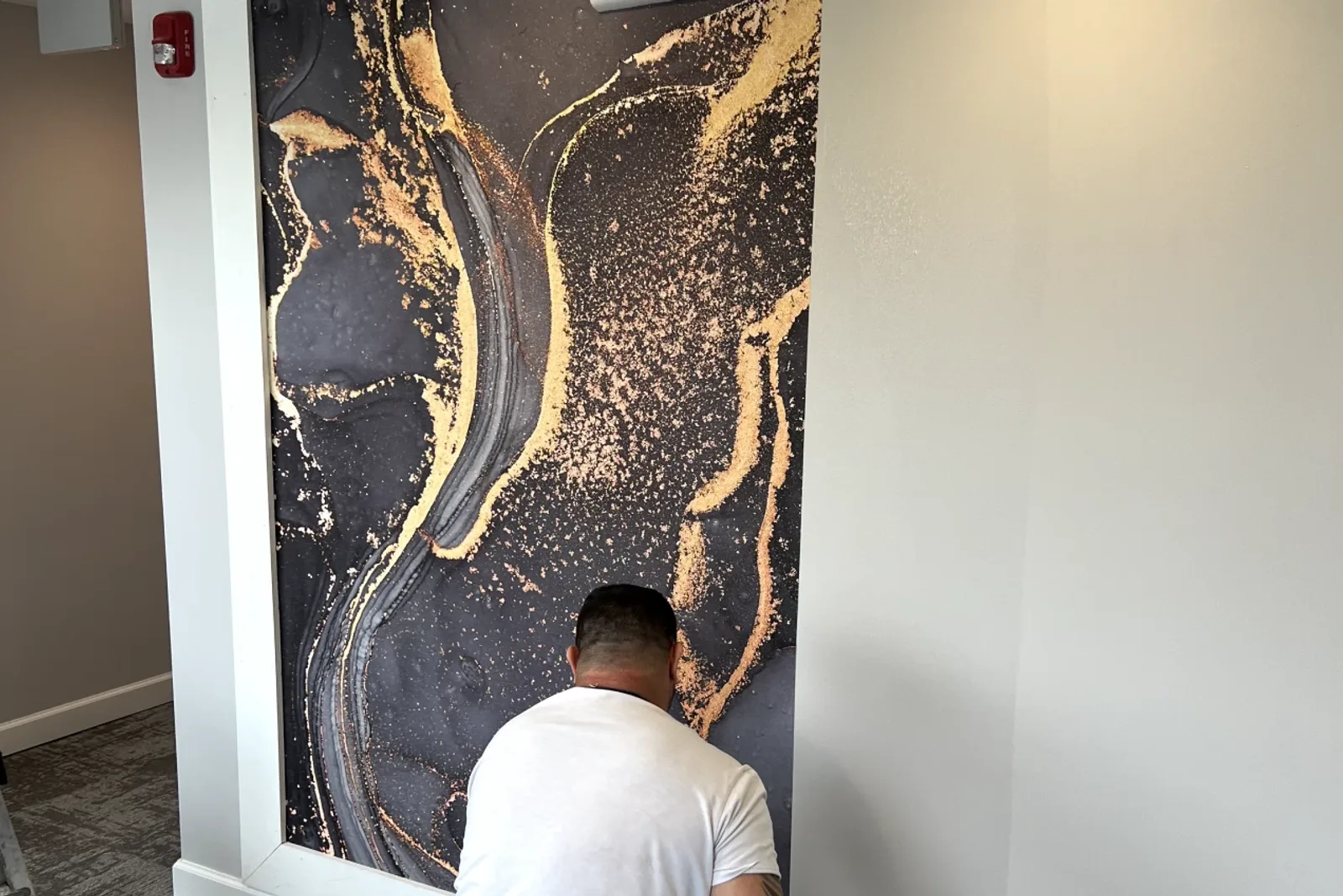 Can wallpaper stick to textured walls?
