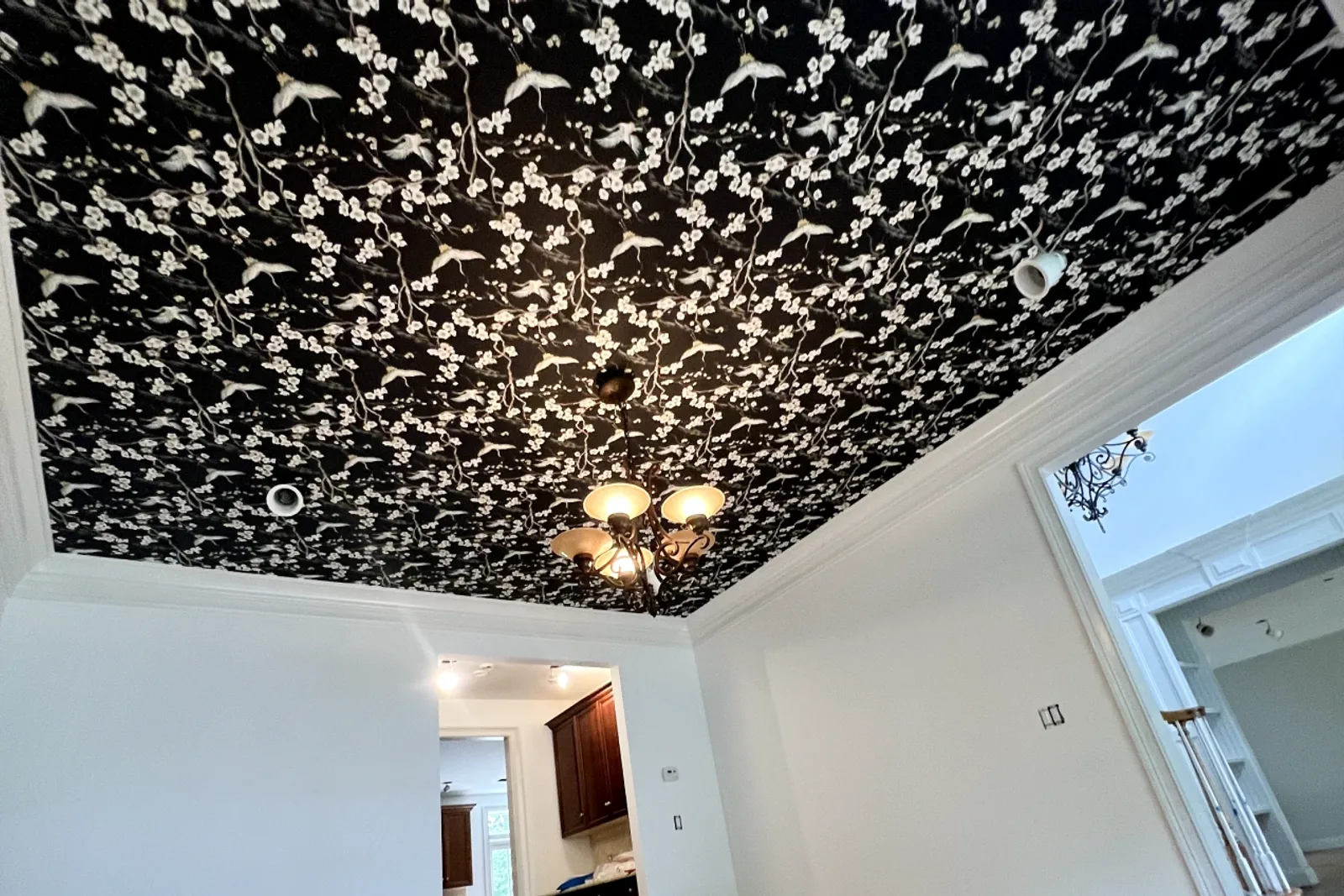 Ceiling wallpaper: transform your space