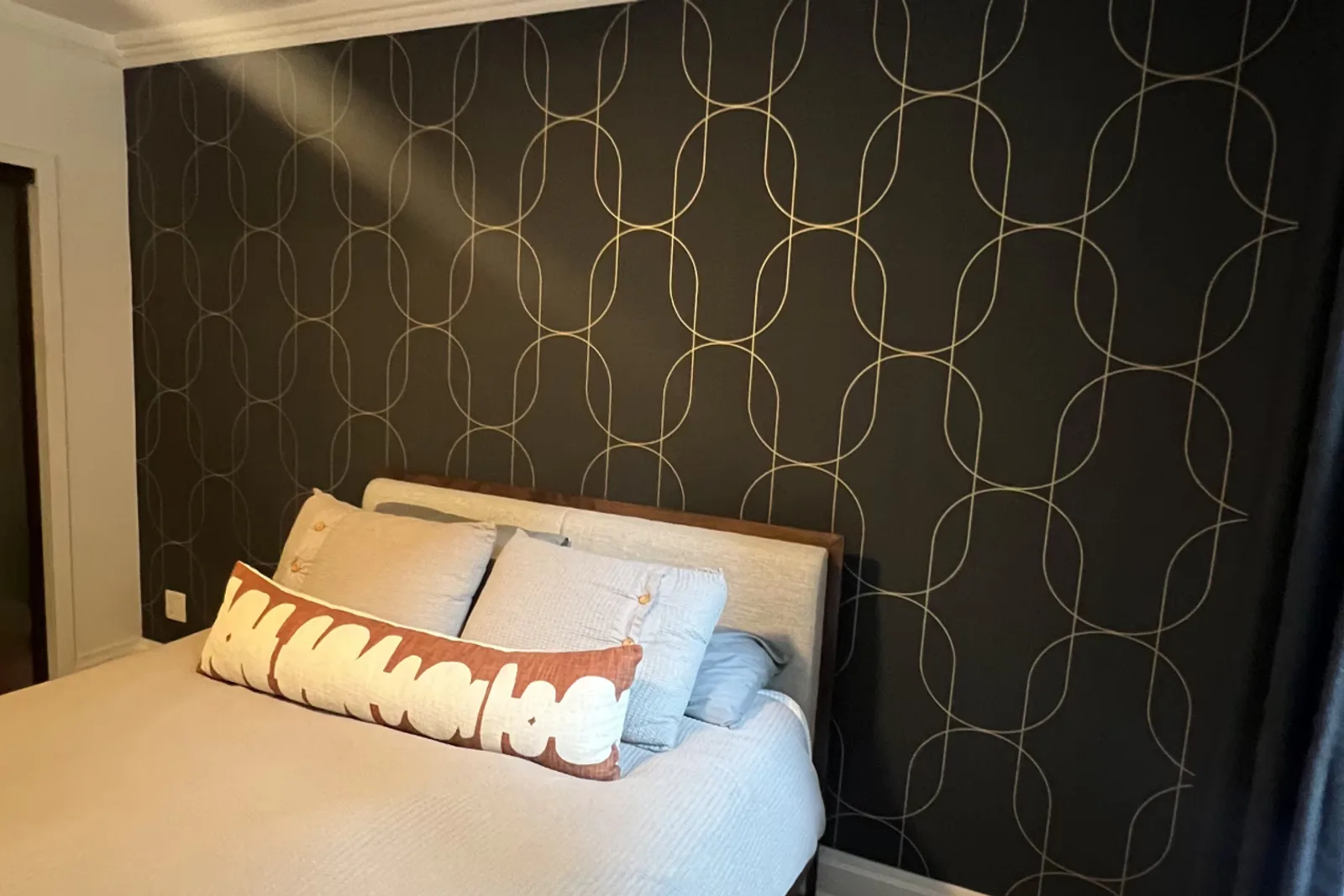 How to hide wallpaper seams