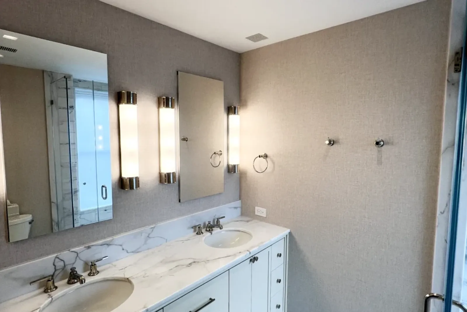 Wallpaper Installation In The Bathroom In Pa