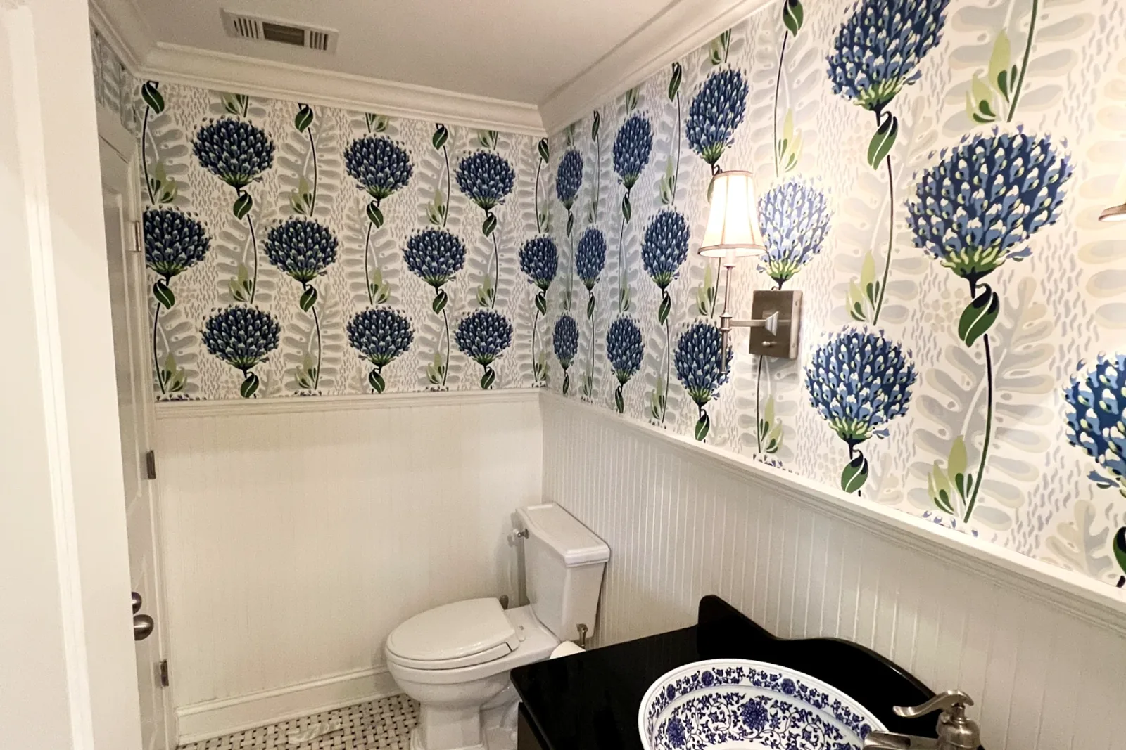 Tips on how to maintain wallpaper in the bathroom